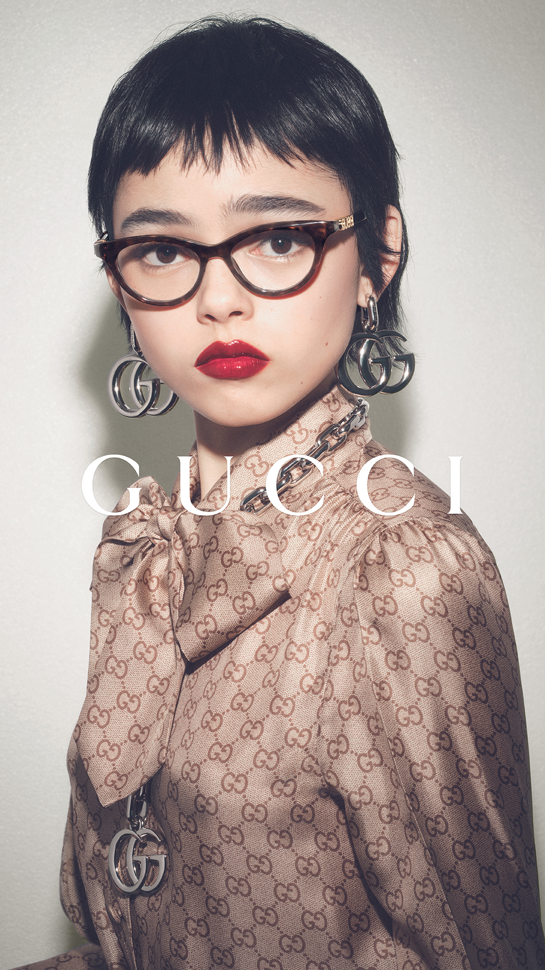Gafas Gucci modernas sobre fondo editorial