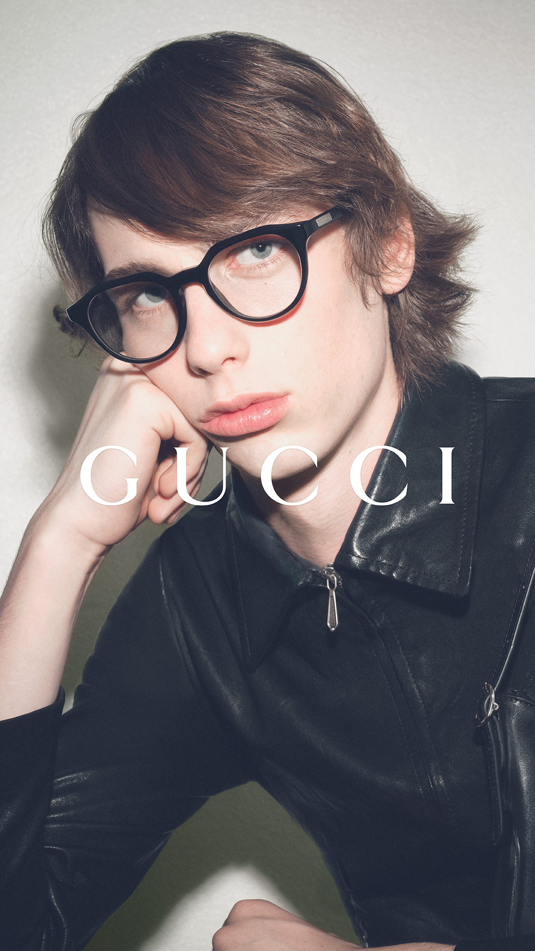 Gafas de sol Gucci sobre una superficie clara